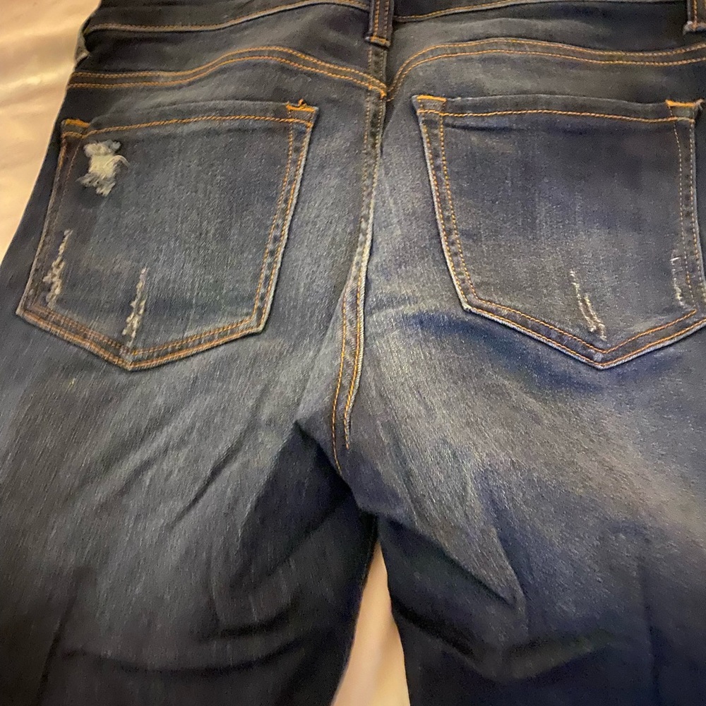 Size 27 inch waist cropped jeans.